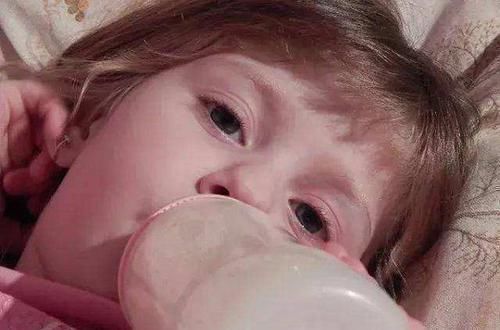 母乳|宝宝断奶半个月,在小姨怀里的表情亮了,妈妈我不要面子的吗