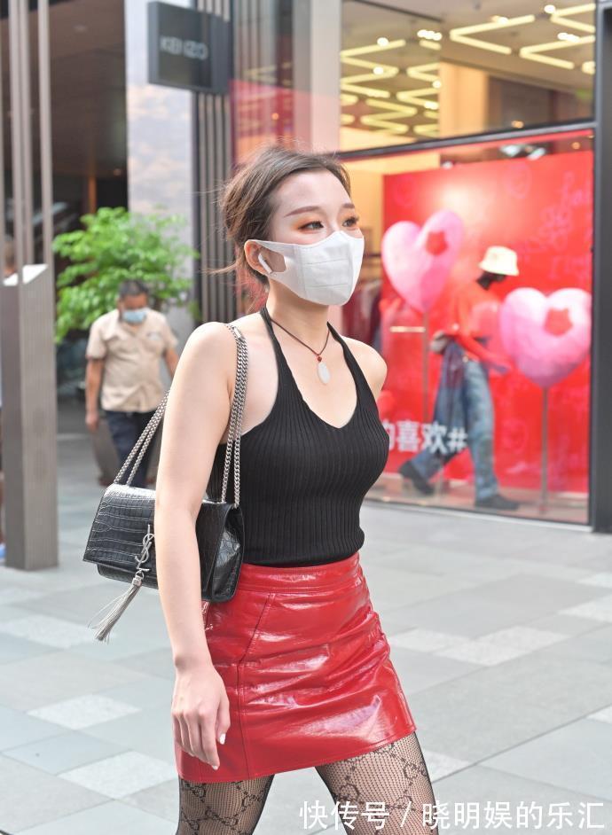 穿搭 30岁阿姨的红色“皮裙”,搭配独特,轻松展现“知性美”!