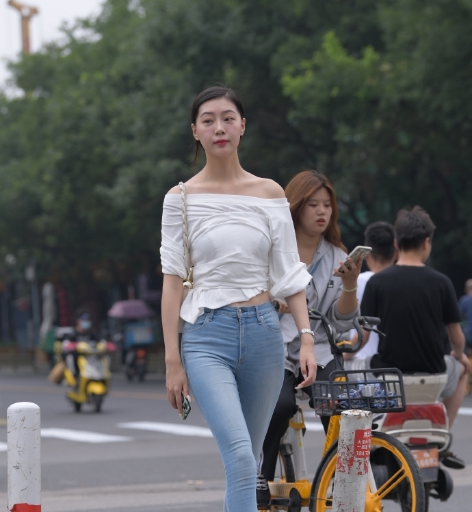 造型 穿铅笔裤好不好看?搭配“露肩衣”试试,造型会告诉你答案!