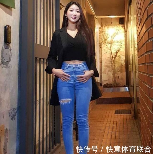 牛仔裤|牛仔裤是不可缺少的，牛仔裤的作用，不仅显瘦还减龄