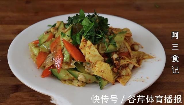 凉拌菜|包菜最下饭的做法，加3个鸡蛋，开水一烫，开胃又解馋，比肉还香