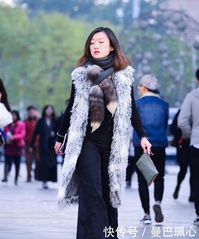 赘肉|胖女孩别担心,街头美女的另类穿搭,帮你遮挡“赘肉”更显瘦