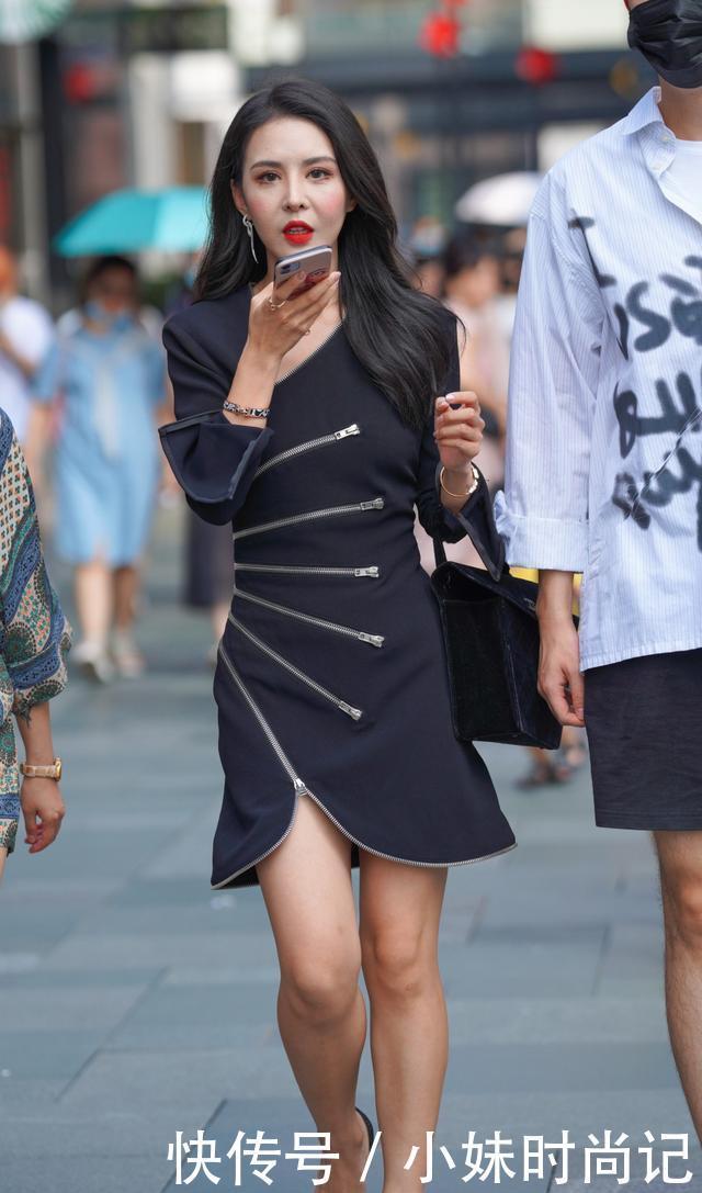 街拍:简约风格的藏青色连衣裙,加上六条拉链做装饰,精致又颇具正式感