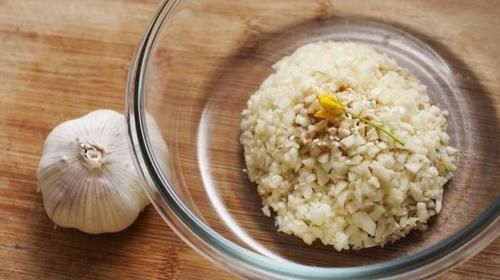 叶子绿油油|用大蒜养花,长得快不烂根、20年不长虫叶子绿油油!花开长势旺盛