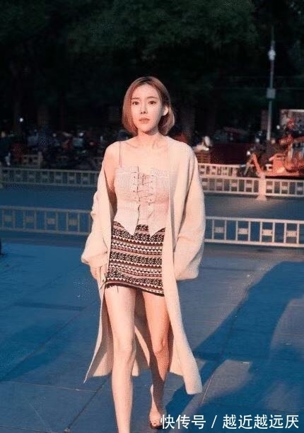 小姐姐|街拍：韵味十足的小姐姐，一身搭配简约而不失优雅，气质超然