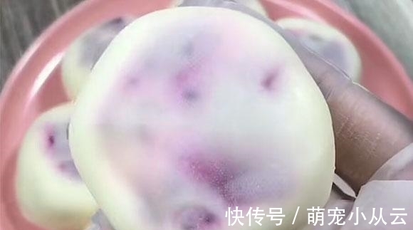 做它无需烤箱,蒸熟包上馅就能吃,咬一口爆浆还拉丝,比面包好吃多了