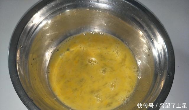 炸馒头片时,鸡蛋里面多加1样,馒头片不吸油,外酥里嫩真好吃