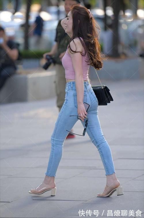 背心 快乐的穿搭,让你释放年轻的心,背心配牛仔裤,穿出率真的美