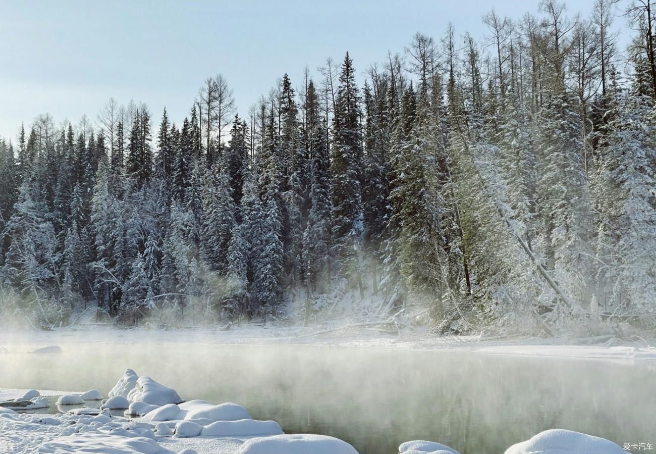 白雪皑皑的冰湖，晨雾弥漫的神仙湾