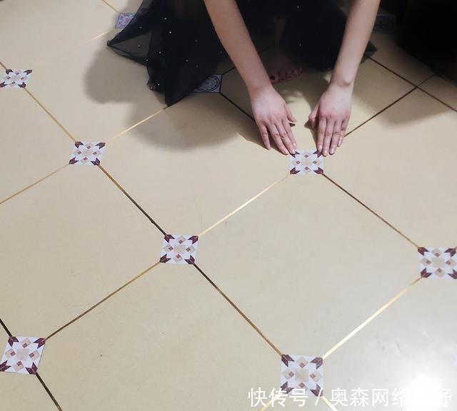 建议大家:别再凿地板铺瓷砖了,瞧瞧这家人这样弄,整洁又美观