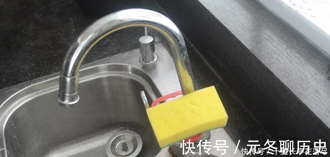 塑料|桶装水上的塑料提手别扔了,留在家里有大用处,看完去试试