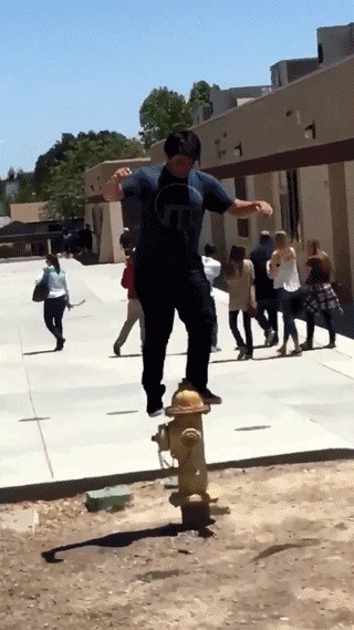 |搞笑GIF：小伙子，这就是嘚瑟的后果，这一下腰估计要废了