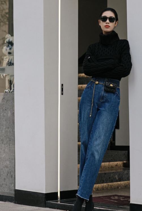 搭配|入冬之后可以穿,黑色高领毛衣搭配牛仔裤,穿出大长腿和小蛮好