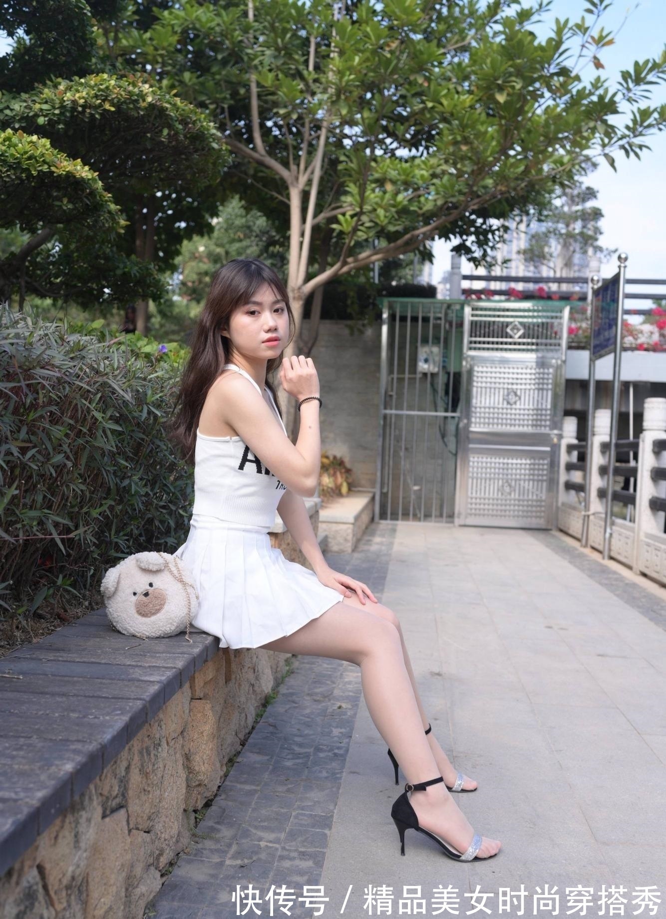 高跟 百褶裙小背心配上一双高跟凉鞋,清凉有型,时尚动人