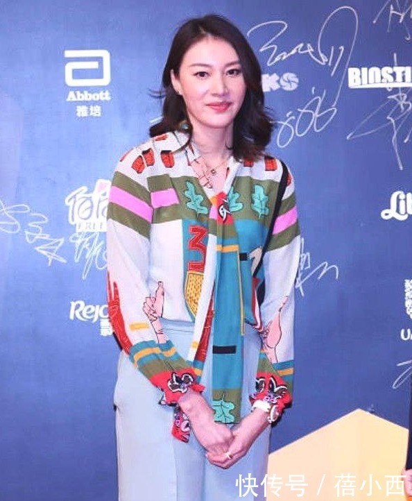 谢杏芳|谢杏芳真是自带超模气场,穿印花衬衫配阔腿裤,退役后气质大不同