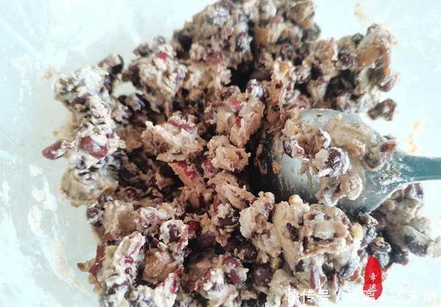 均匀|粘豆包出锅了,瞧瞧里面的食材,是不是有马上想吃一口的冲动?