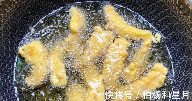外酥|鸡胸肉不要总炒着吃了，试试这做法，外酥里嫩，吃着特解馋！