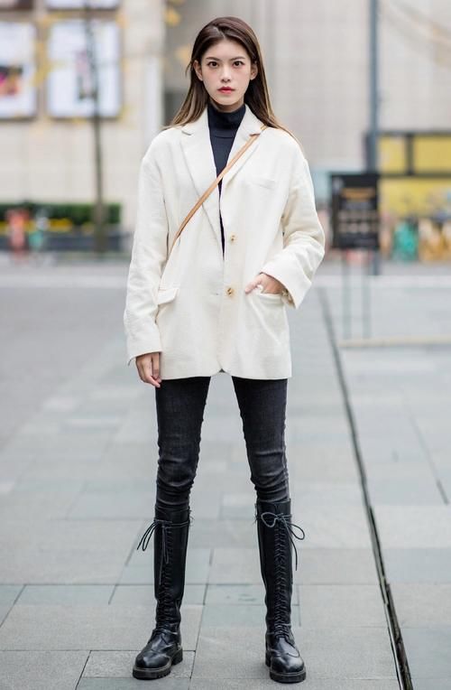 时尚：牛仔裤搭配高筒靴，特别适合身高腿长的女生