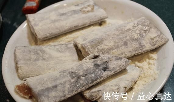 炸带鱼时,用面粉好还是淀粉好?厨师教我正确做法,带鱼酥脆美味