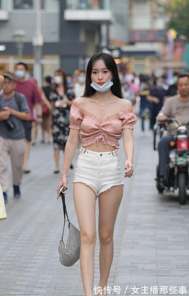 时髦 穿白色牛仔短裤,搭配粉色上衣,运用两个技巧时髦又减龄!