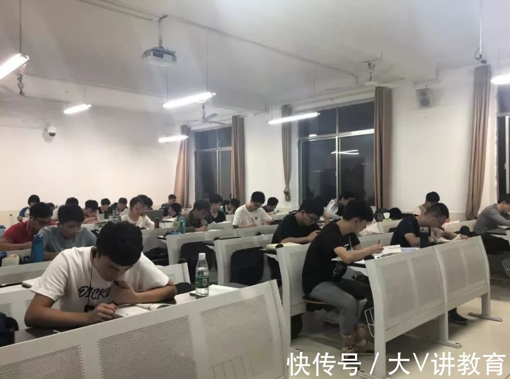 国庆节|多地高校发通知，十一小长假有“新调整”，学生们表示没异议