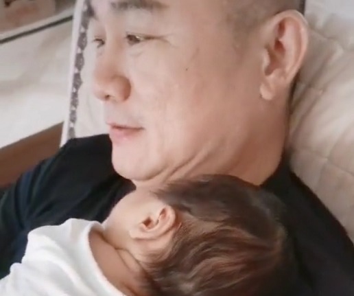 长辈们|“最富有姥爷”带娃睡觉火了,这大概我见过最值钱的“外挂”了