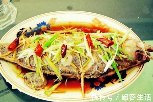 蒸鲈鱼时，这种“调料”可别放！很多人做错，难怪腥味重还不嫩