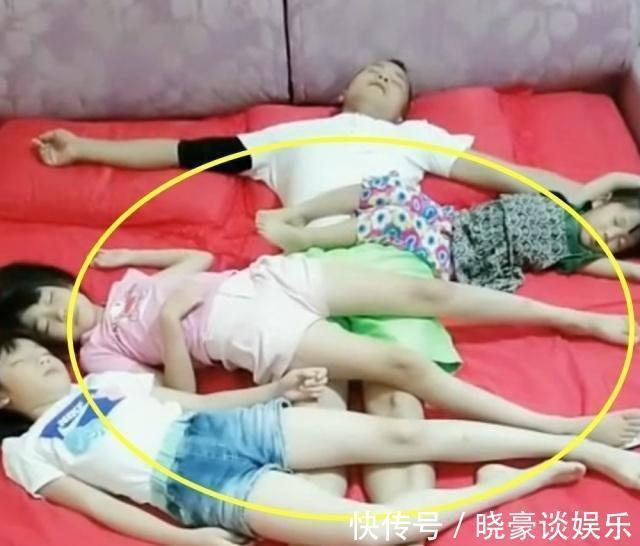 爸爸|自从三个女儿出生后,爸爸睡觉时画风都是这样的,网友:太搞笑了