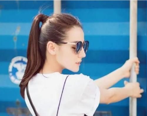 现在不是扎马尾的年代了,马尾辫显的脸大,还有“秃顶”的错觉