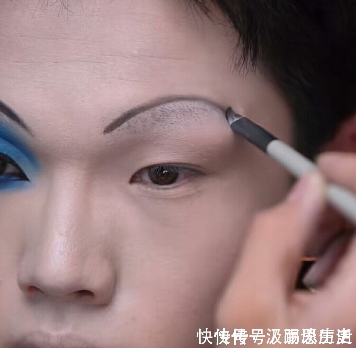 皮肤|素颜大哥仿妆红皇后，开始：皮肤还挺不错，看到最后：是吃多了吗？