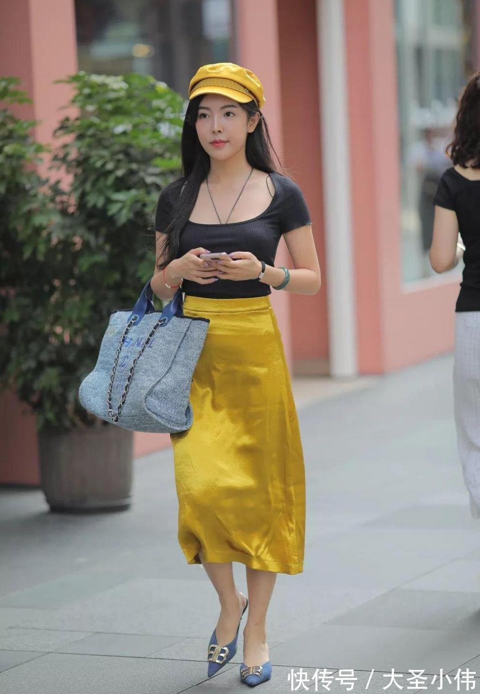 美女|美女街拍:喜欢喝奶茶的气质美女,虽然她很普通,但是她的气质确实很高级