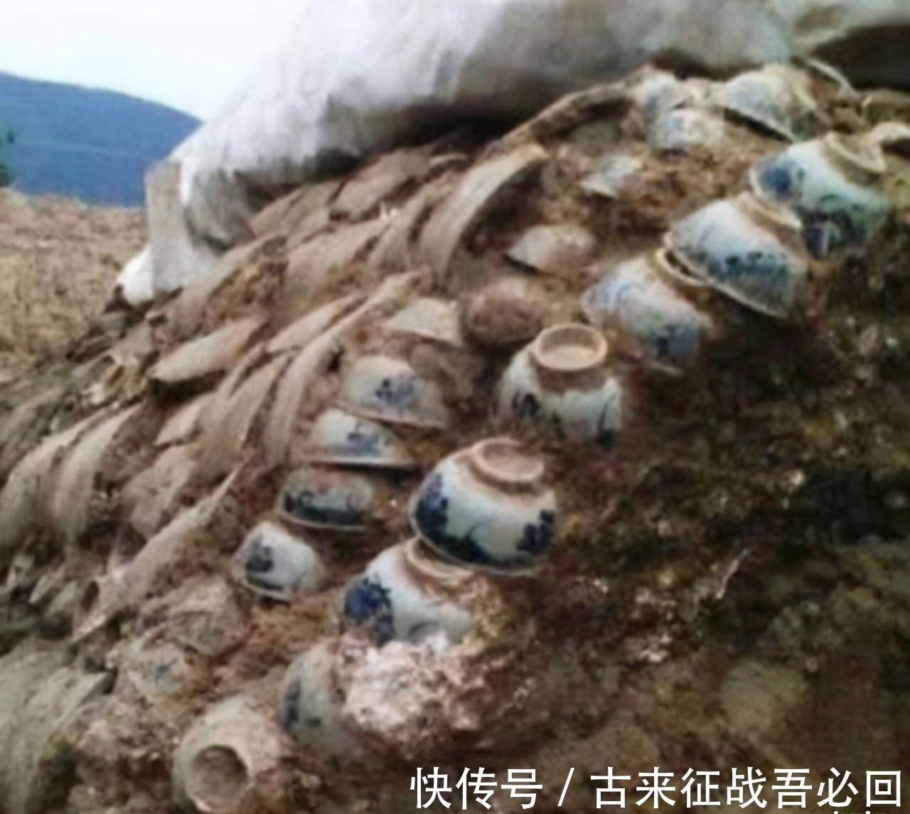 椁室|挖地基发现明朝古墓,全部墓墙都用青花瓷堆成,专家:从没见过