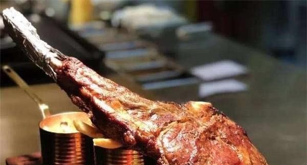 为什么吃西餐牛排，吃一块就能饱，吃中国火锅，两盘肉都不够吃