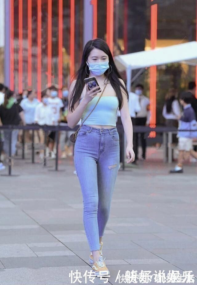 牛仔|破洞裤+白色抹胸,穿出了优雅与气质,顺便达到了修饰身形的作用