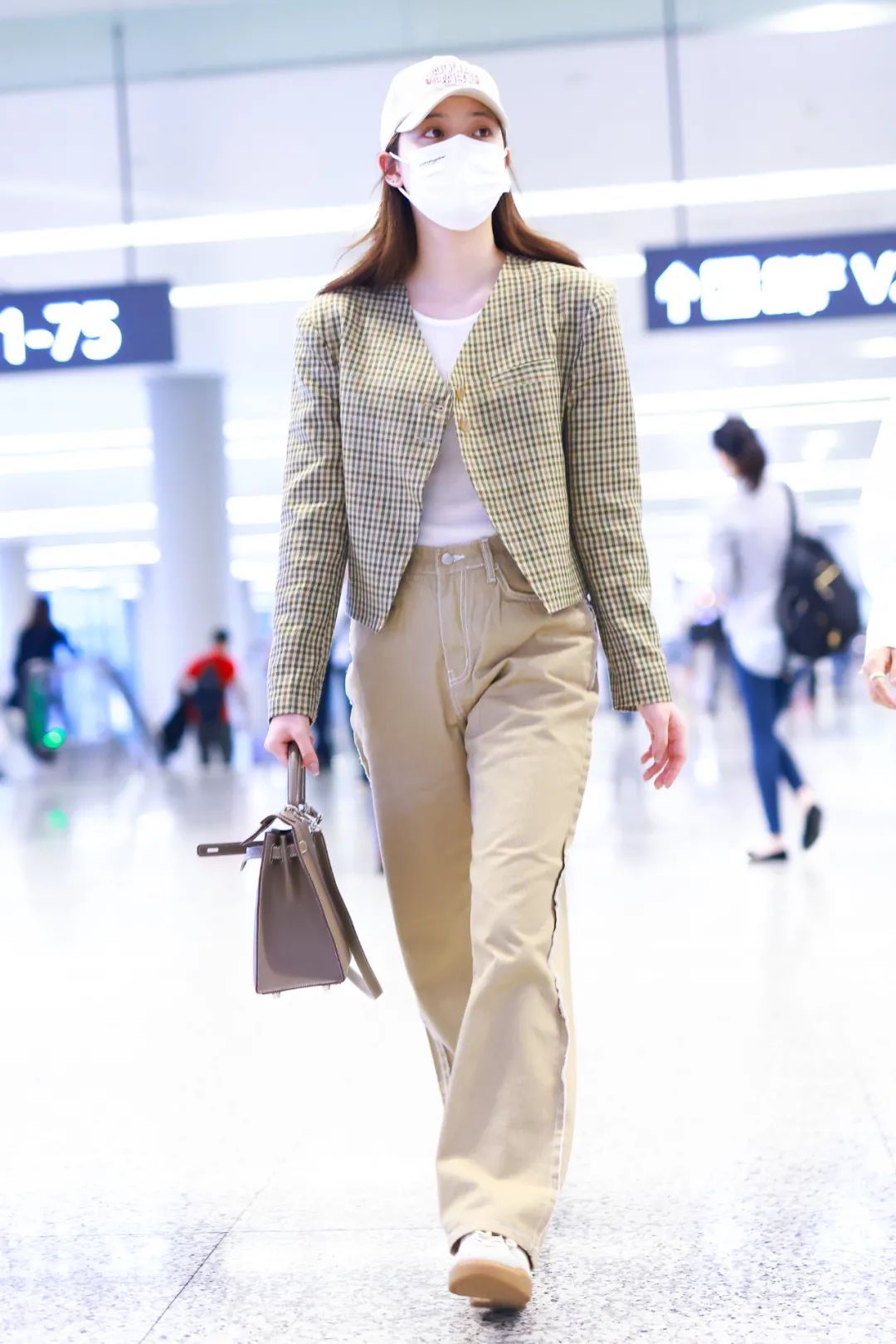 m 剪了短发的娜比，背啥我买啥