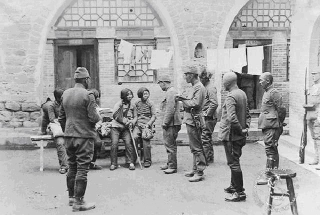 村民|村民上山砍树,无意发现一奇特洞口,打开看是一个军火库