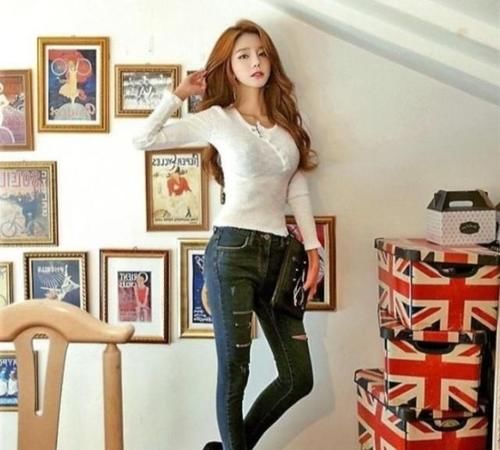 女人|紧身牛仔裤这样穿，可以勾勒出女人完美的身材，彰显女神魅力四射