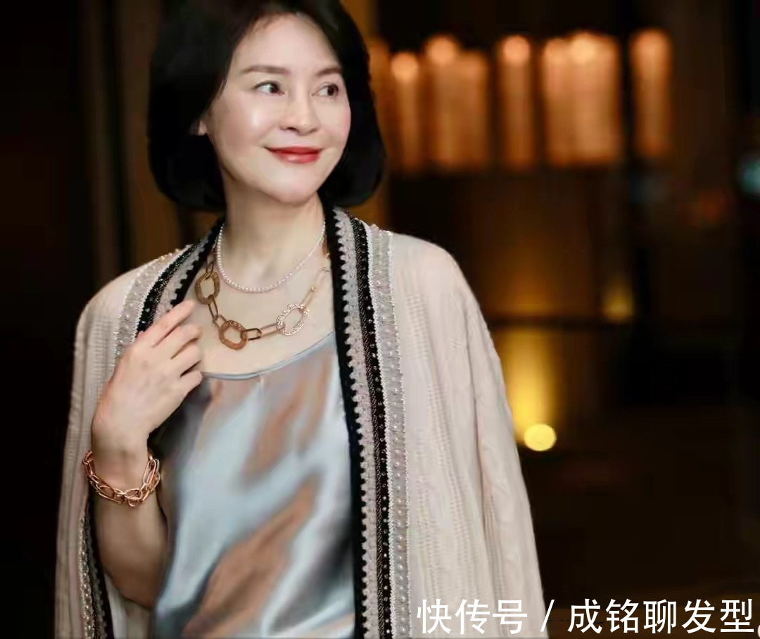 装扮|这才是50岁女士该有的装扮,自然真实不装嫩,精致优雅又有女人味