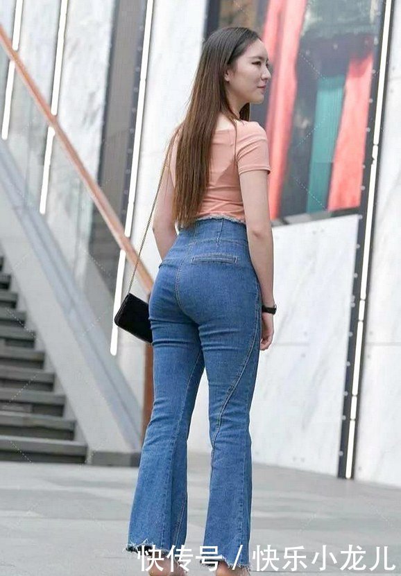 高腰牛仔裤，微喇设计突出，展现不一样的青春
