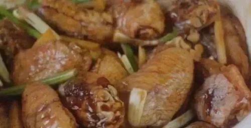 婆婆把3斤鸡翅放进电饭锅，不加水，不加油，出锅后全家都流口水