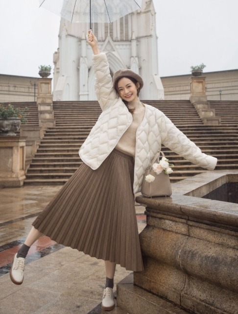 裙装|牛仔裤真烂大街了,这个冬季快穿“过膝半身裙”,比你想象中更遮肉