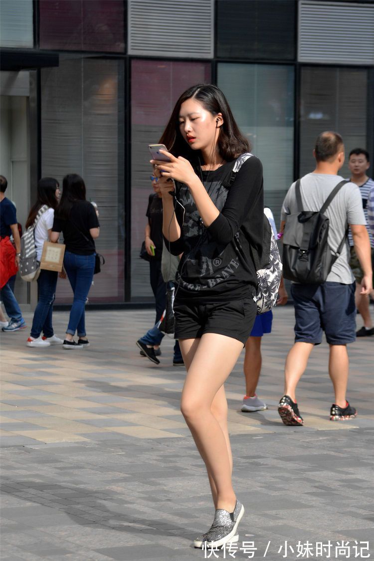 长袖衫 街拍:美女简单的黑色短裤,搭配一件黑色长袖衫,黑色系非常漂亮