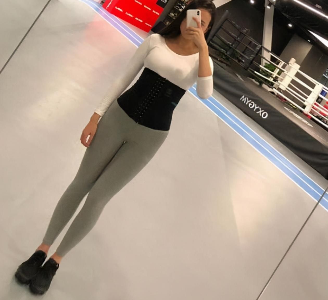 美女|街拍:丰满成熟的紧身打底裤美女,展现出你的苗条的腿部线条