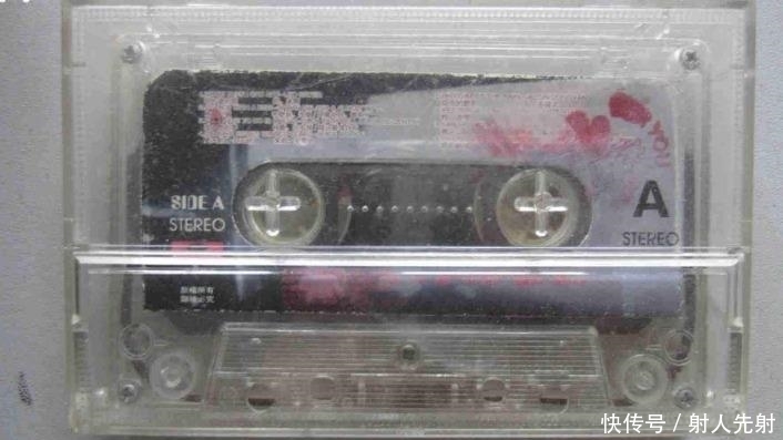 考古专家发掘古墓, 最出人意料的两样“文物”: 英语磁带和手机电池