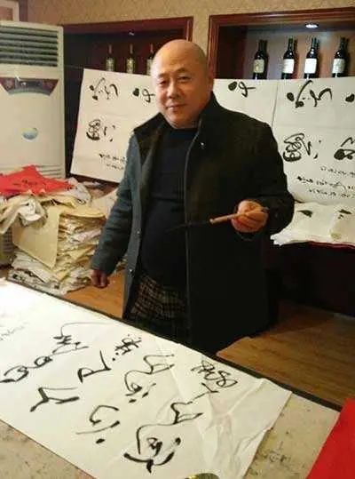 向阳花木早逢春#李玉刚书法浑然大气，独具个性风采，被赞当代左笔书法第一人