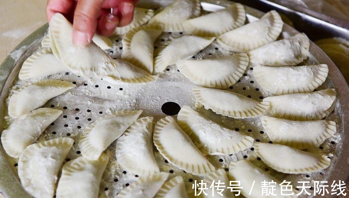 煮饺子,水开了别急着下锅,多加“这一步”,饺子不破皮不粘锅!