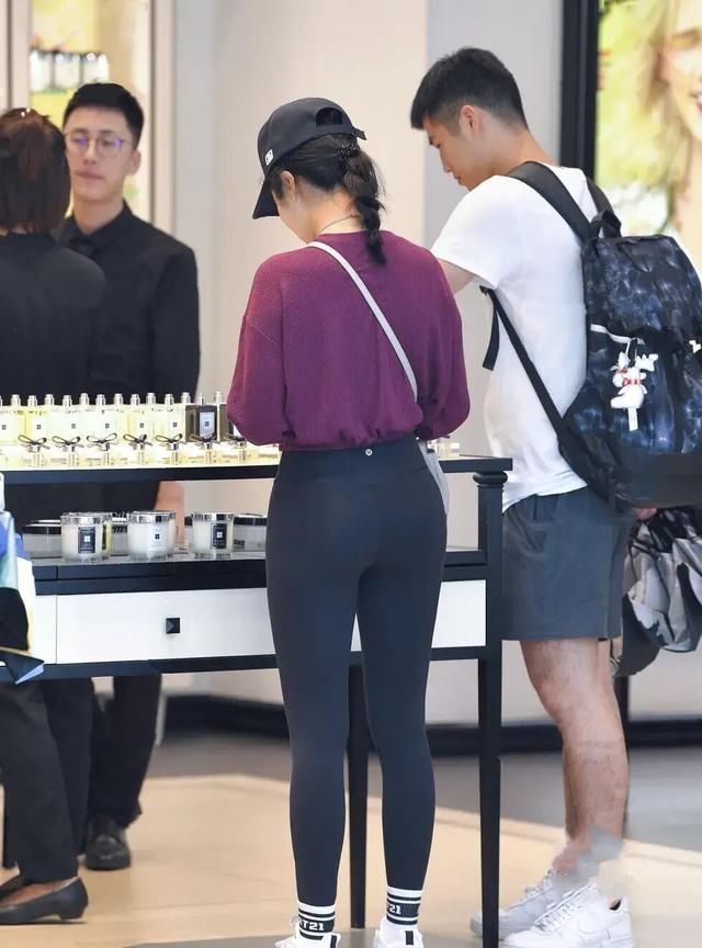 强势来袭的“小黑裤”，青春时尚又百搭，让大家万万没想到！