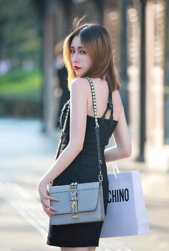 搭配|街拍小姐姐一件黑色的短款体恤搭配白色的短裤,少女感十足