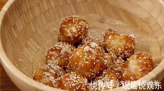 红糖|早餐做家人爱吃的丸子,不放面粉,5分钟出锅,外酥里软,真好吃
