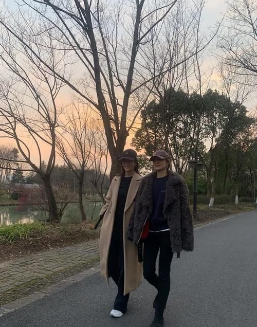 马伊琍终于换风格，穿灰色皮草混搭卫衣，时髦减龄又不失高级